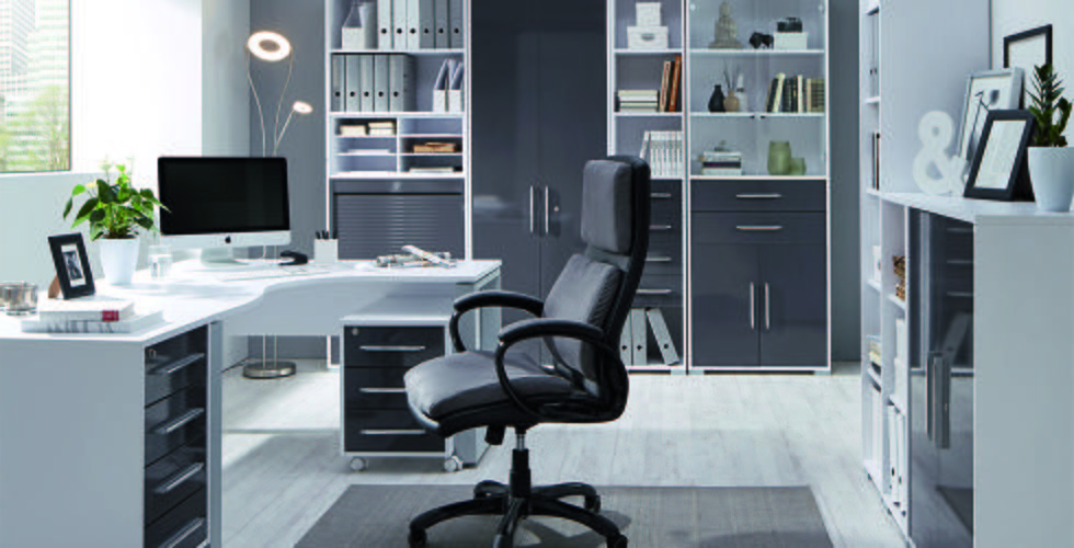 Schickes Arbeitszimmer mit melaminbeschichteten Oberflächen in Alufarben und Weiß von mömax.