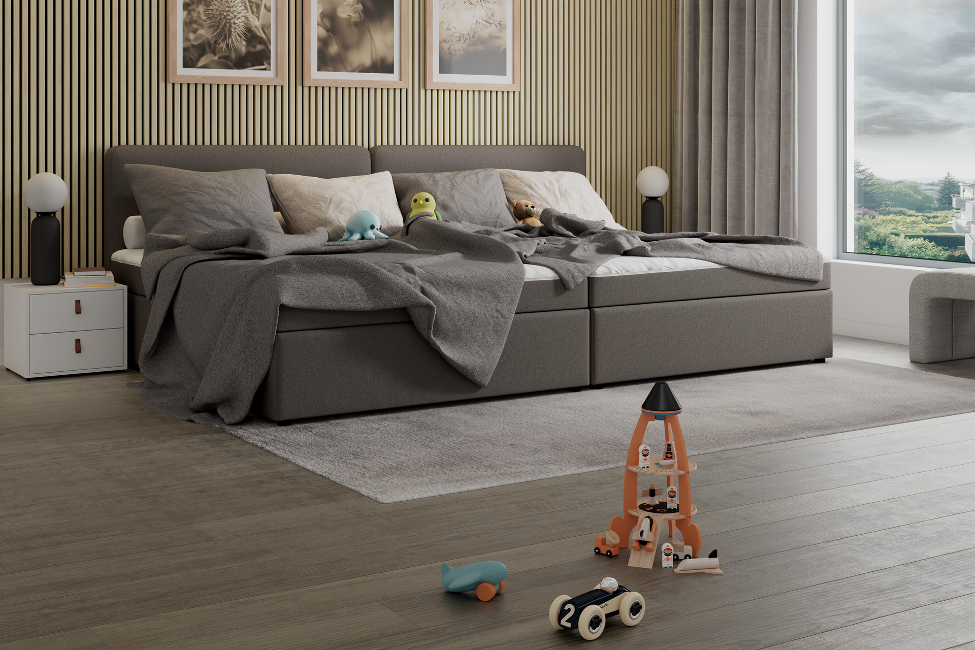 Zwei graue Betten, heller Teppich, weißes Nachtkästchen, Tischleuchte