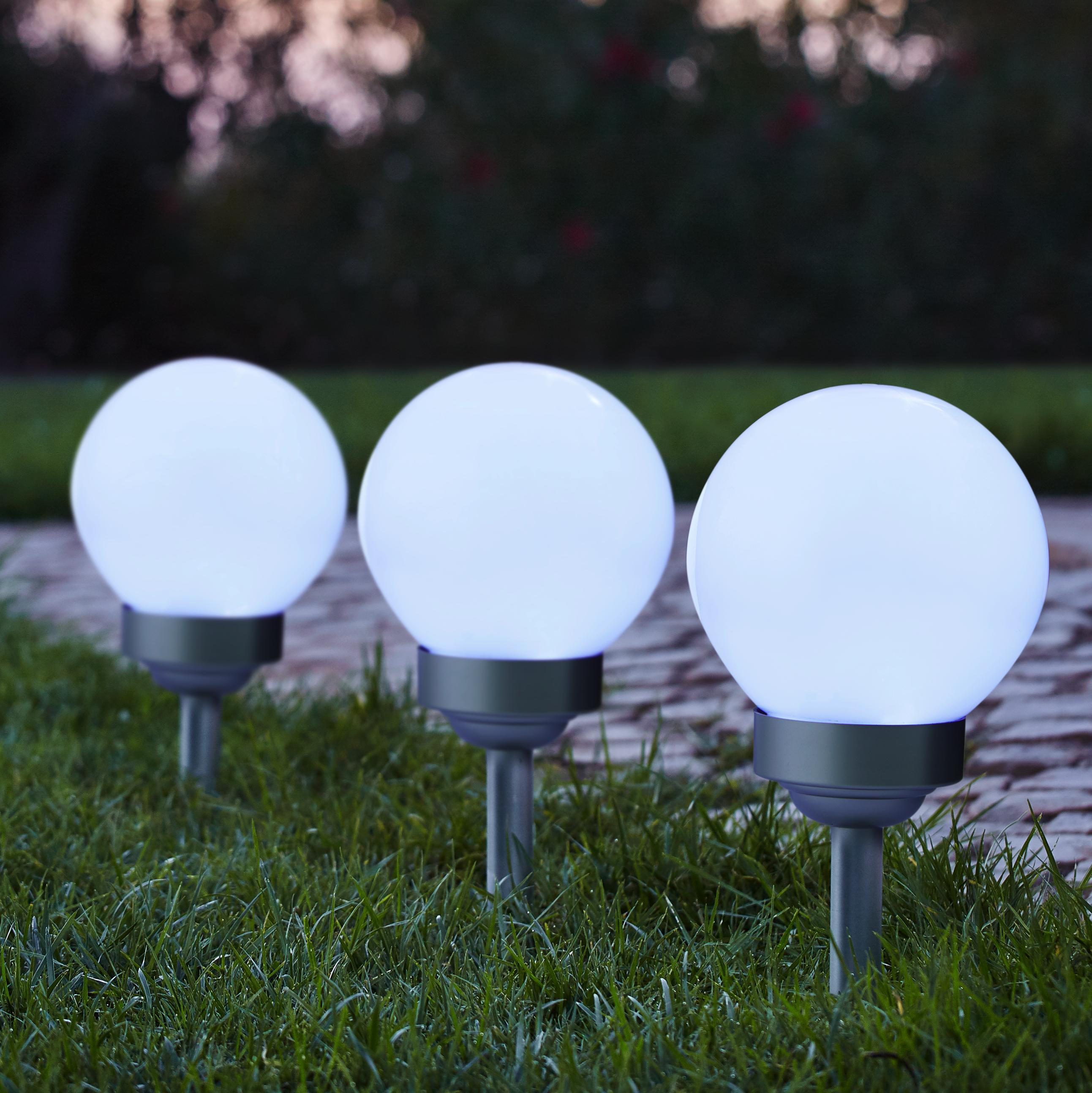 Solarleuchte in Silberfarben/ Weiß ca.Ø 15cm 'Luke' - Silberfarben, MODERN, Kunststoff (15cm) - Bessagi Garden