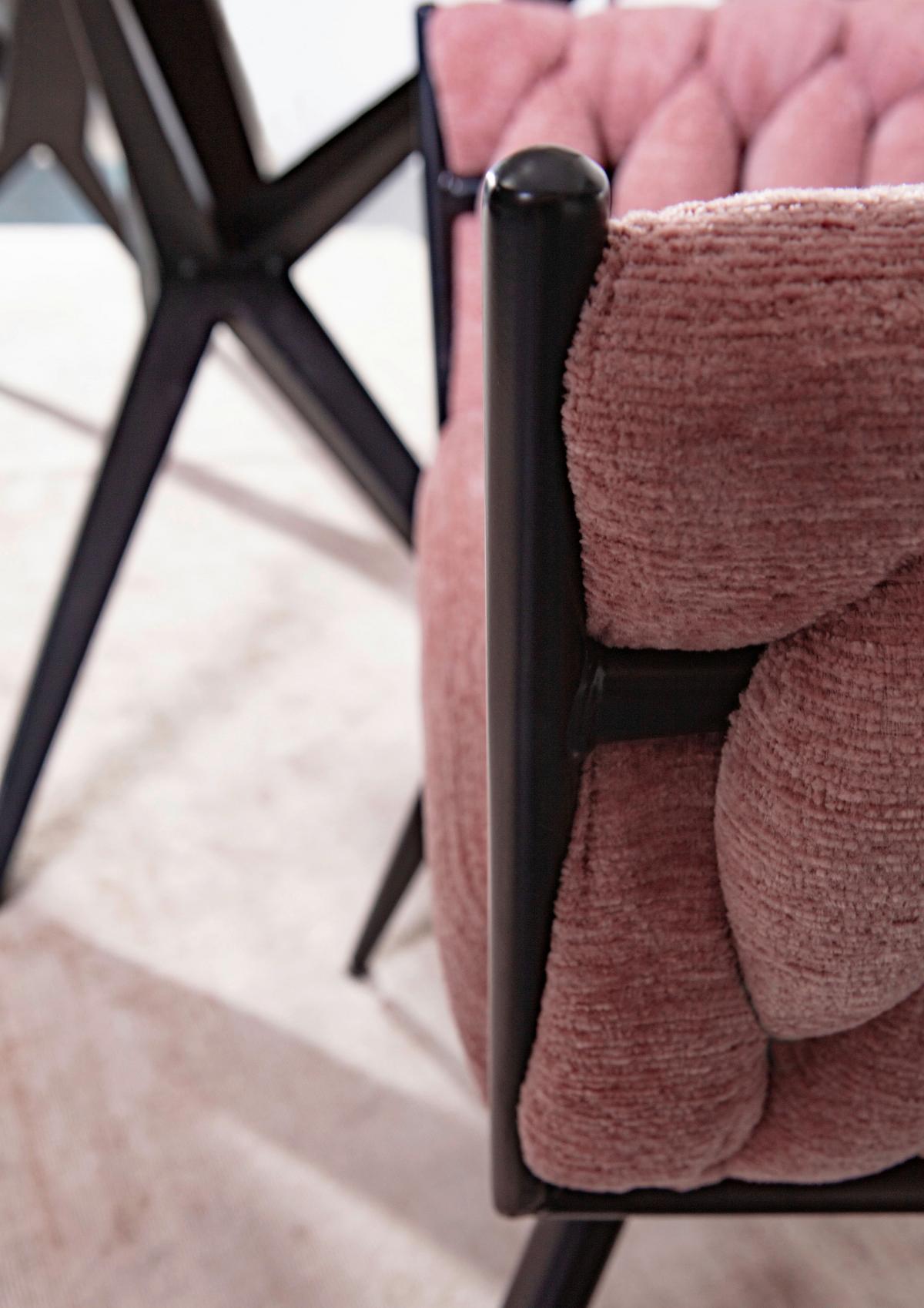 KRZESŁO Z PODŁOKIETNIKAMI WEAVY - różowy/czarny, Design, metal/tkanina (60/78/55cm) - Landscape