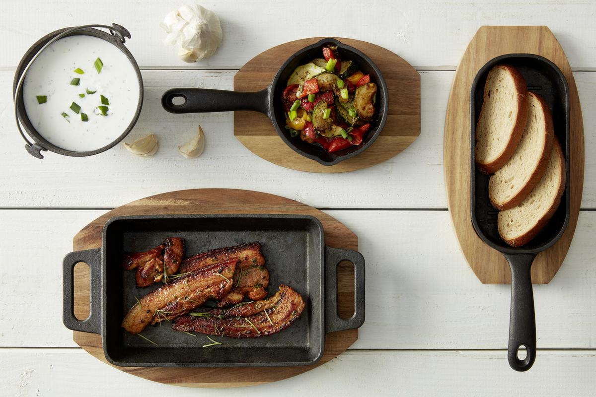 Servierpfanne Gourmet mit Brett aus Akazie - Schwarz/Naturfarben, Konventionell, Holz/Metall (22,5/14/4,5cm) - Mömax