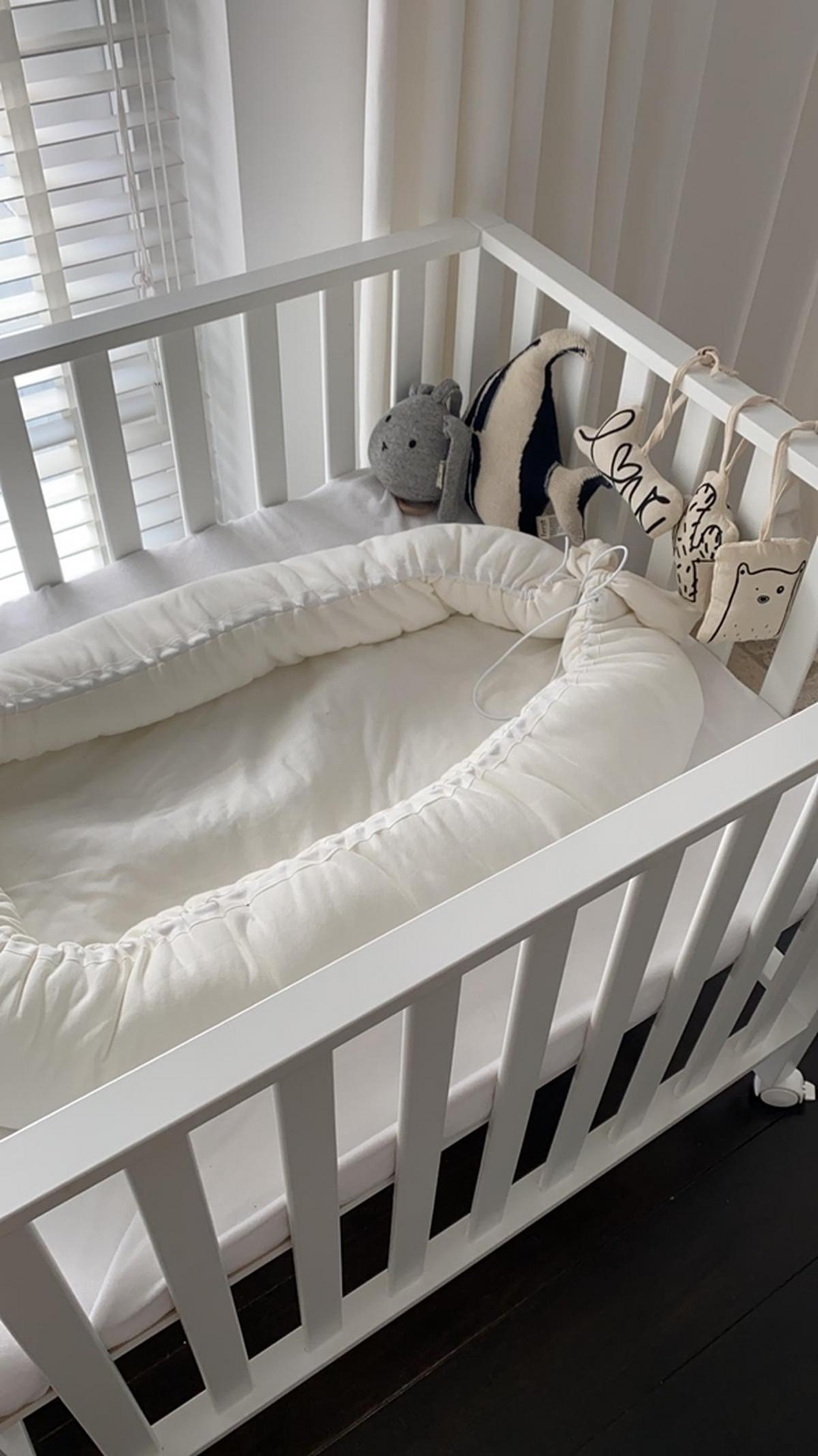 KOJEC NA KÓŁKACH PA94W - biały, Basics, tworzywo sztuczne/drewno (98/78/80cm) - Childhome