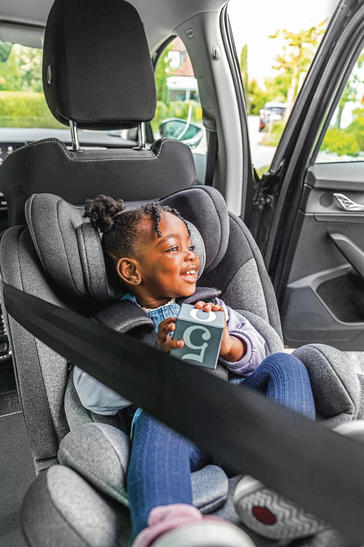 FOTELIK SAMOCHODOWY OBROTOWY SWIFT360S - czarny, Basics, tworzywo sztuczne/tkanina (44/60/50cm) - Osann