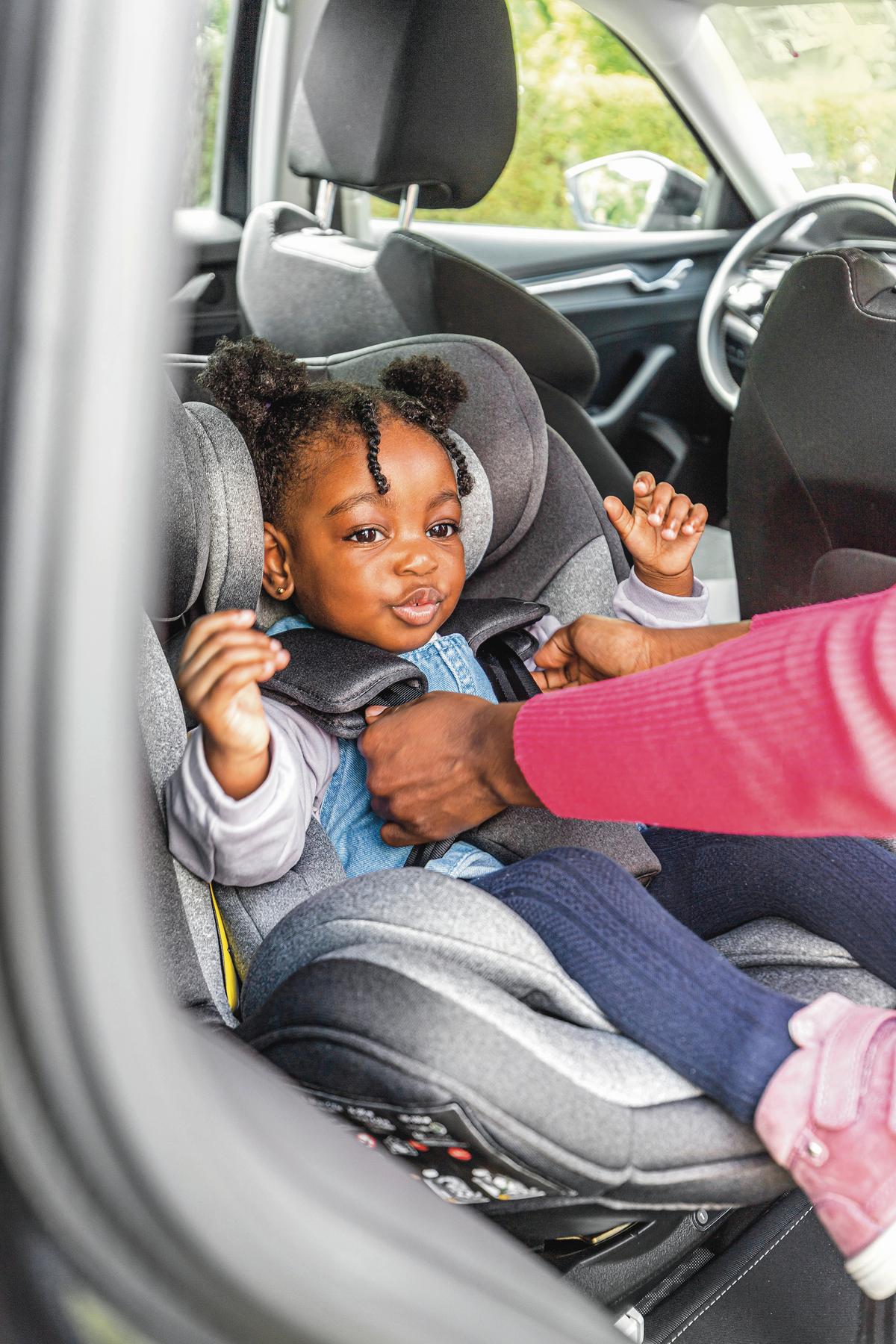 FOTELIK SAMOCHODOWY OBROTOWY SWIFT360S - czarny, Basics, tworzywo sztuczne/tkanina (44/60/50cm) - Osann