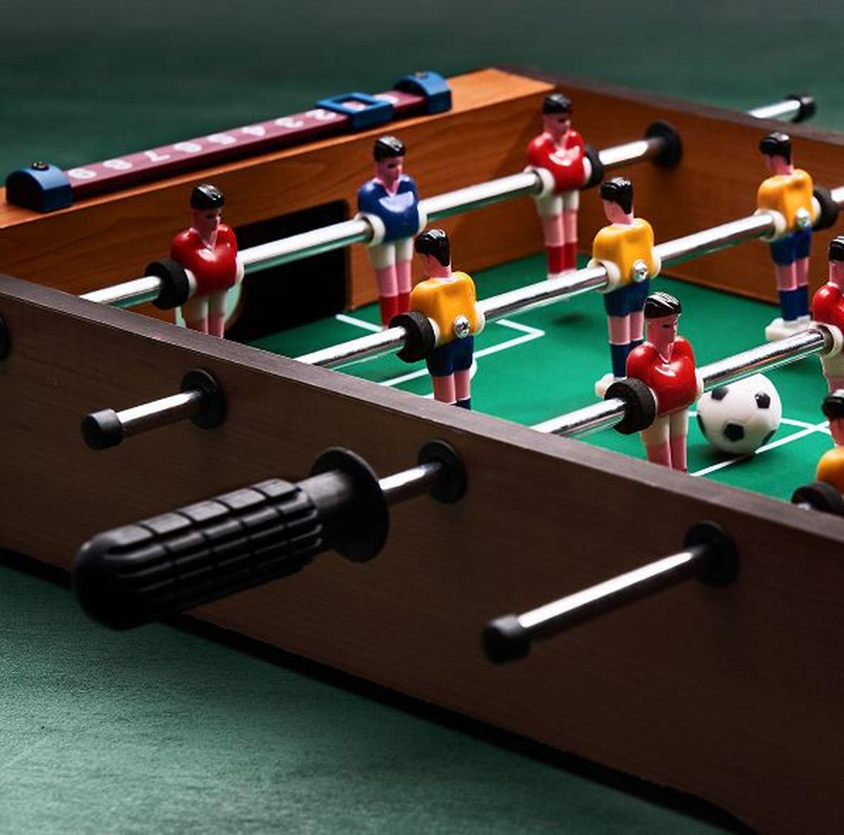 PIŁKARZYKI 10210313 - różnokolorowy, Basics, materiał drewnopochodny/tworzywo sztuczne (51/10/31cm) - Butlers