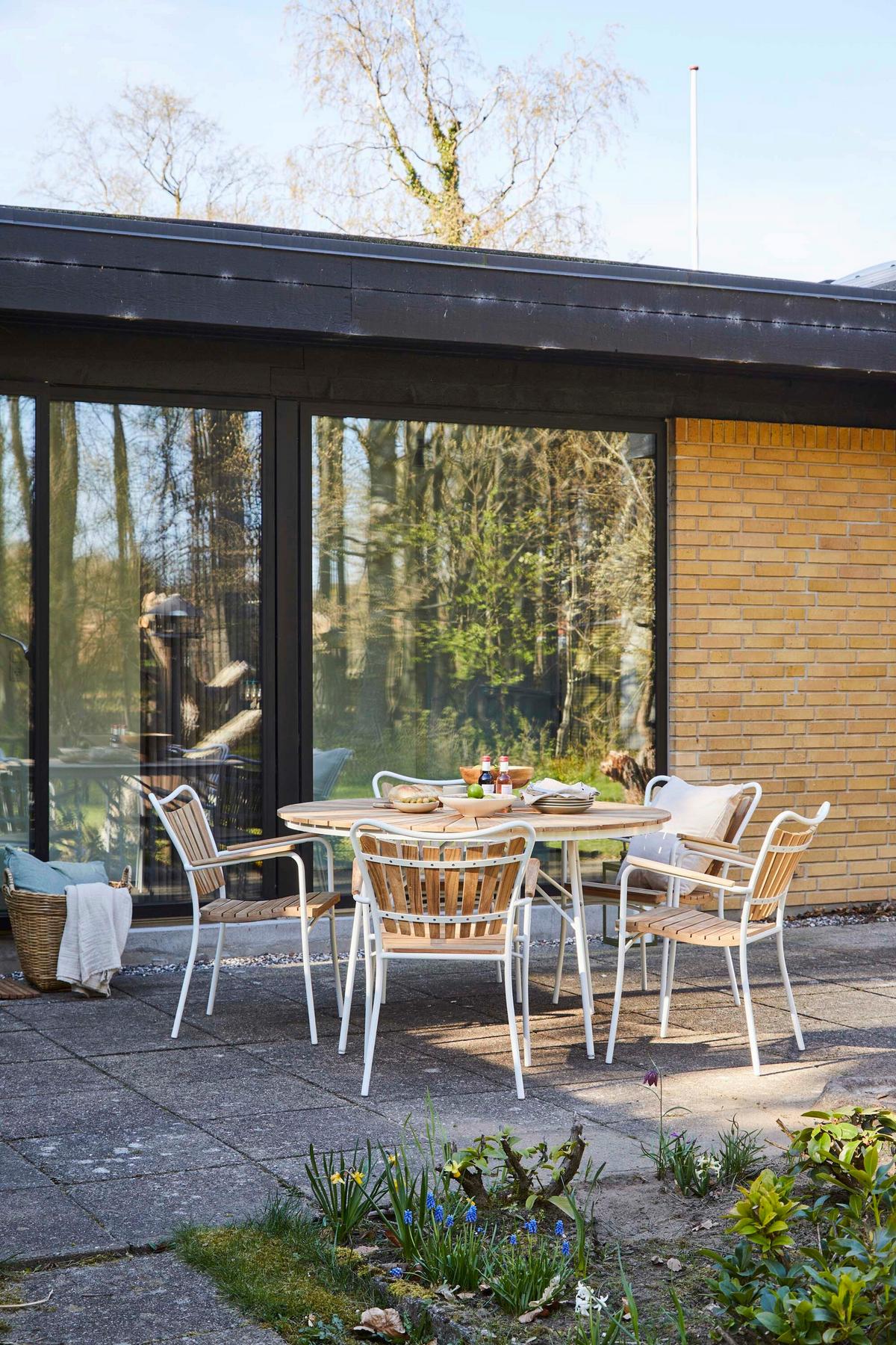 Gartentisch Ellen Weiß/Teak - Weiß Hochglanz/Teakfarben, Natur, Holz/Metall (130/130/74cm) - Gardenson