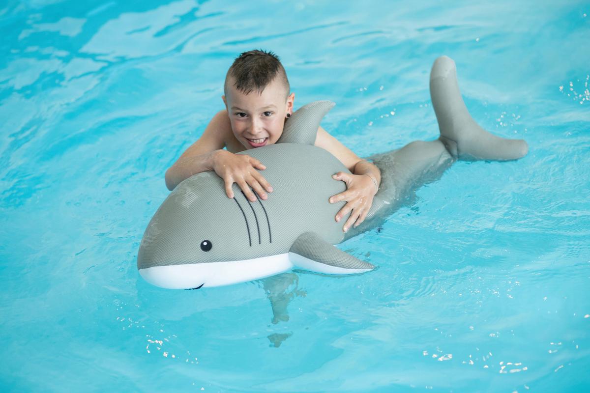 Schwimmtier Hai Grau - Grau, KONVENTIONELL, Textil (45/111/38cm)