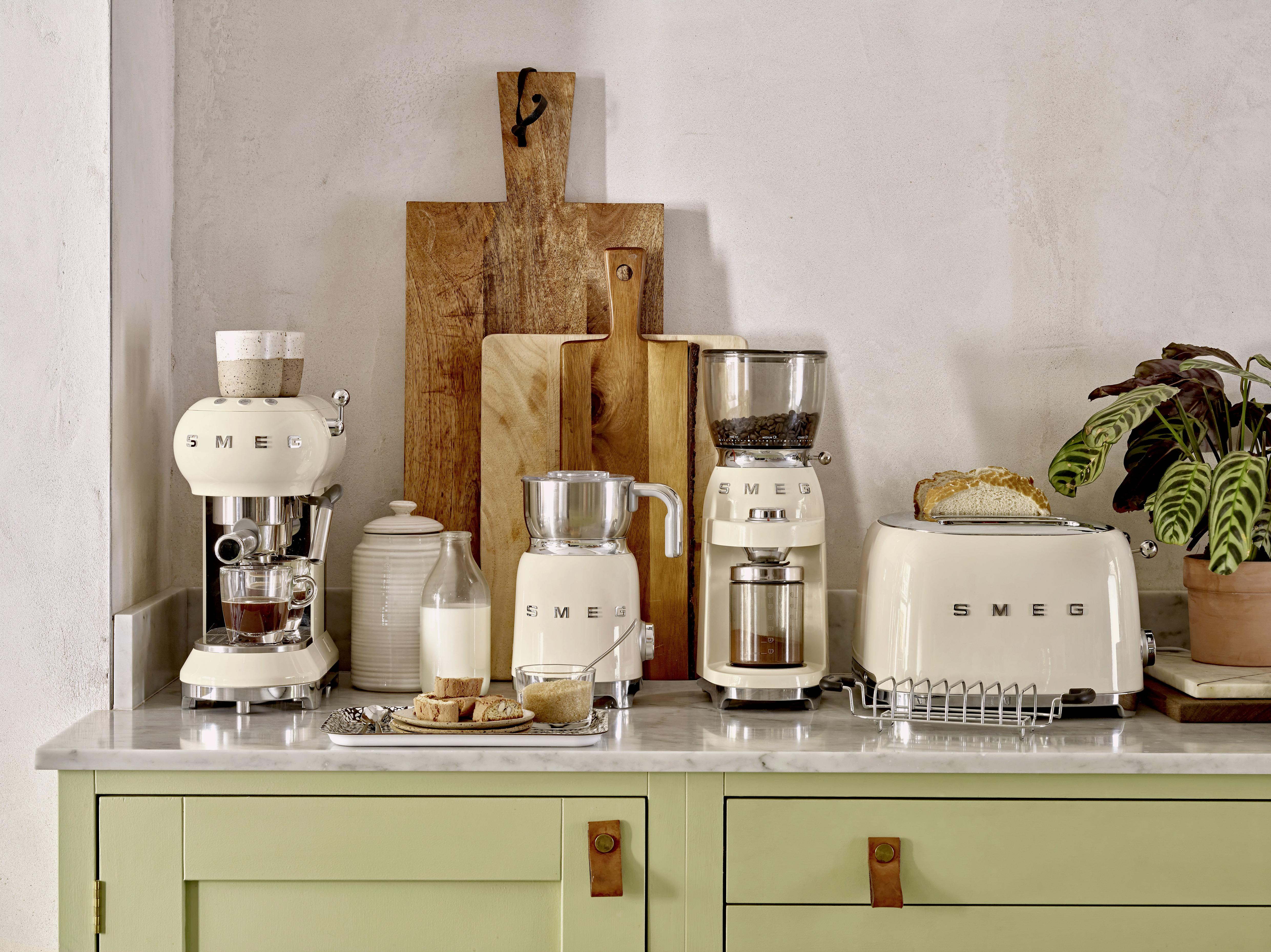 Vízforraló Smeg - krém, fém (22/27/26cm) - SMEG