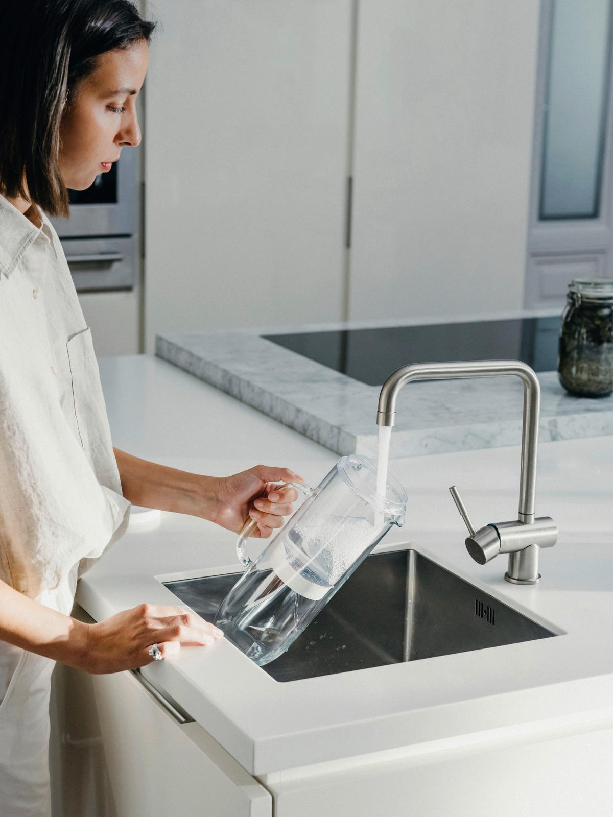 DZBANEK FILTRUJĄCY DO WODY LUCY FILTER CARAFE - przejrzysty/biały, Trend, tworzywo sztuczne/szkło (2l) - waterdrop