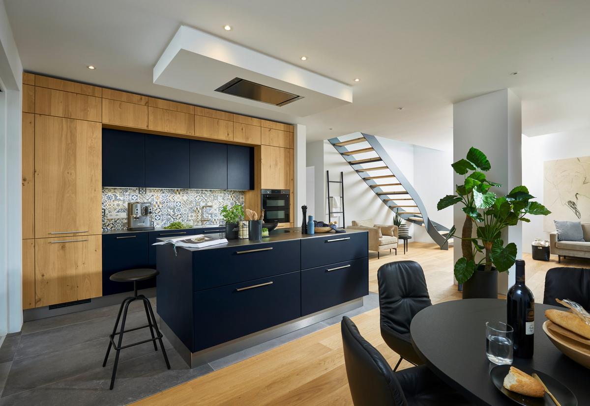 Einbauküche Softlack in Dunkelbraun/Eichefarben - Eichefarben/Dunkelblau, MODERN, Holzwerkstoff - Nolte Küchen
