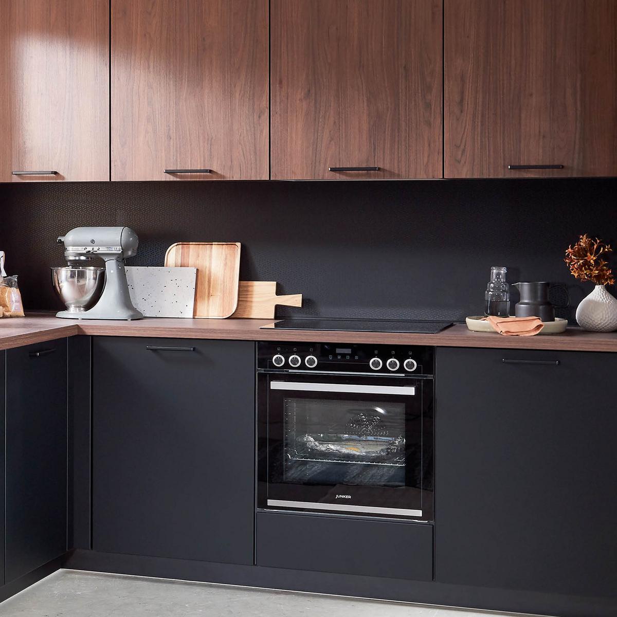 Bucătărie la comandă Touch/Riva - culoare lemn de nuc/negru, Modern, material pe bază de lemn - Nobilia