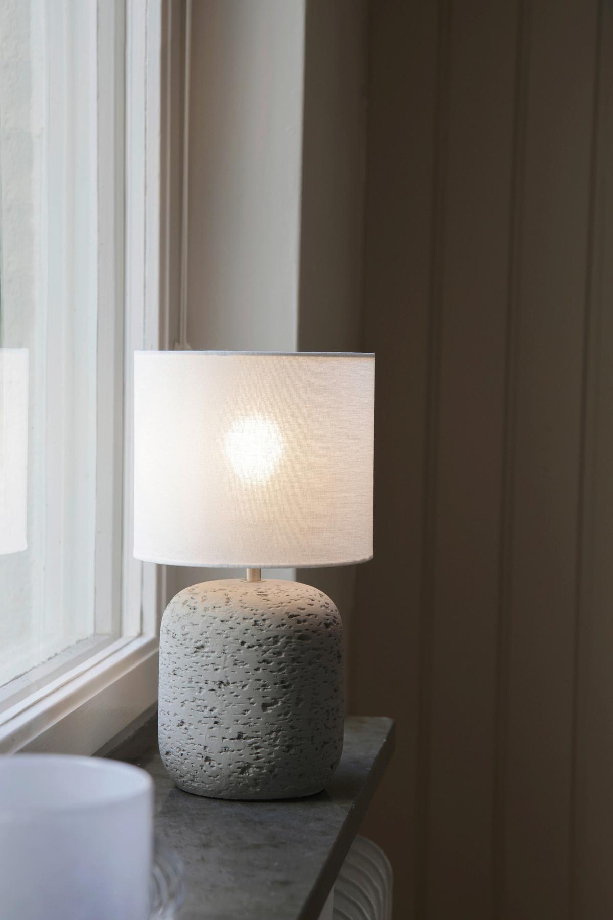 Tischleuchte Montagna Hellgrau max. 40 Watt - Hellgrau, Basics, Stein (18/18/33cm) - Markslöjd