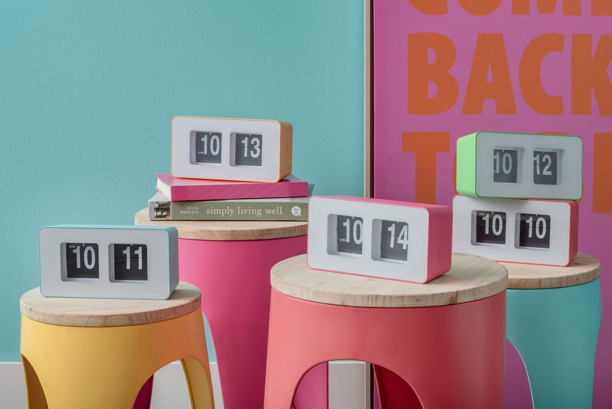 ZEGAR FUNKY FLIP - jaskrawy róż, Basics, tworzywo sztuczne (18/7/9cm) - Karlsson