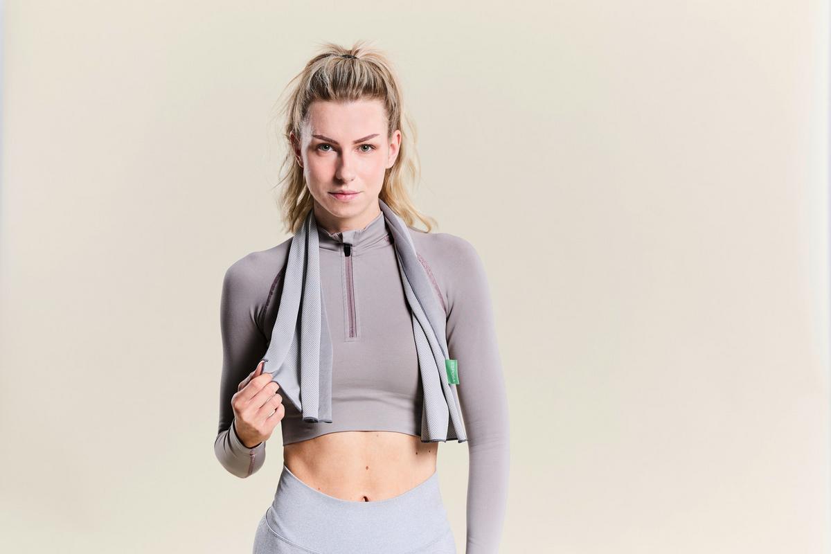 RĘCZNIK SPORTOWY COLLY - beżowy/ciemnoszary, tkanina (30/100cm) - Esposa