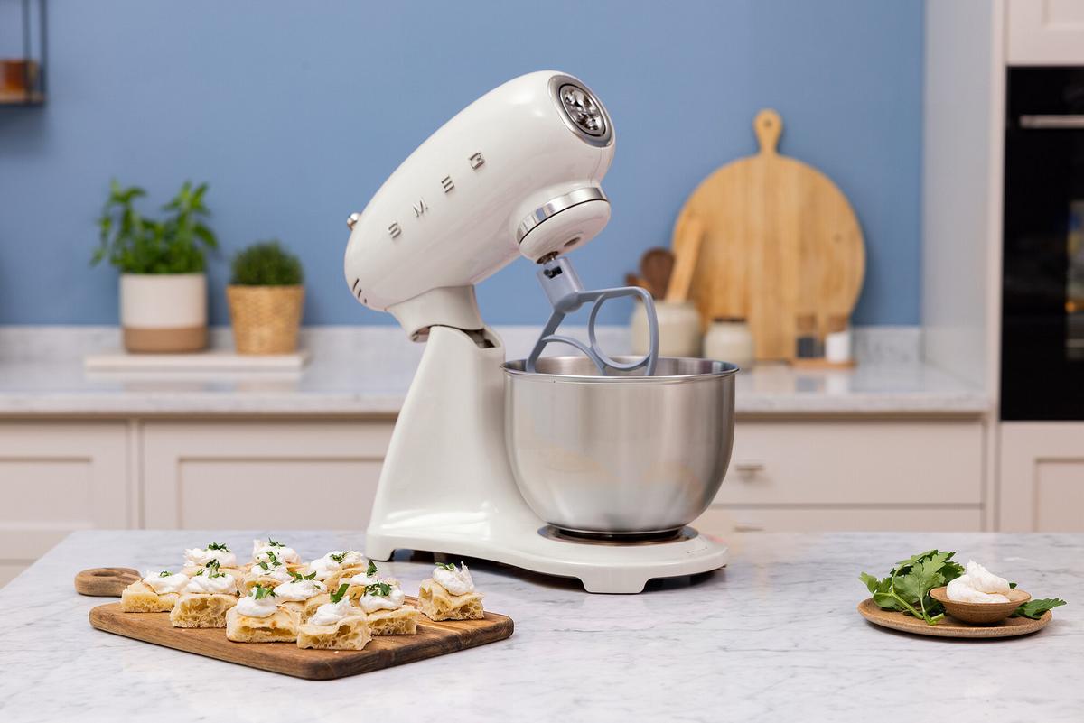 ROBOT KUCHENNY SMF05CREU SMEG - kremowy, Basics, metal (40,2/37,8/22,1cm) - SMEG