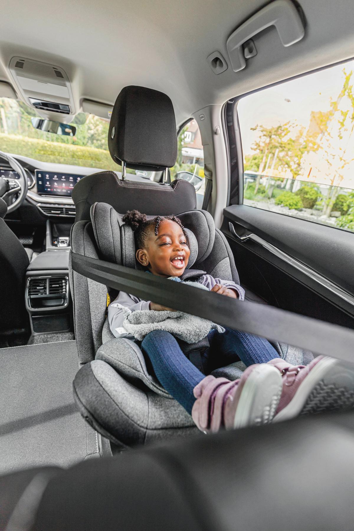 FOTELIK SAMOCHODOWY OBROTOWY SWIFT360S - czarny, Basics, tworzywo sztuczne/tkanina (44/60/50cm) - Osann