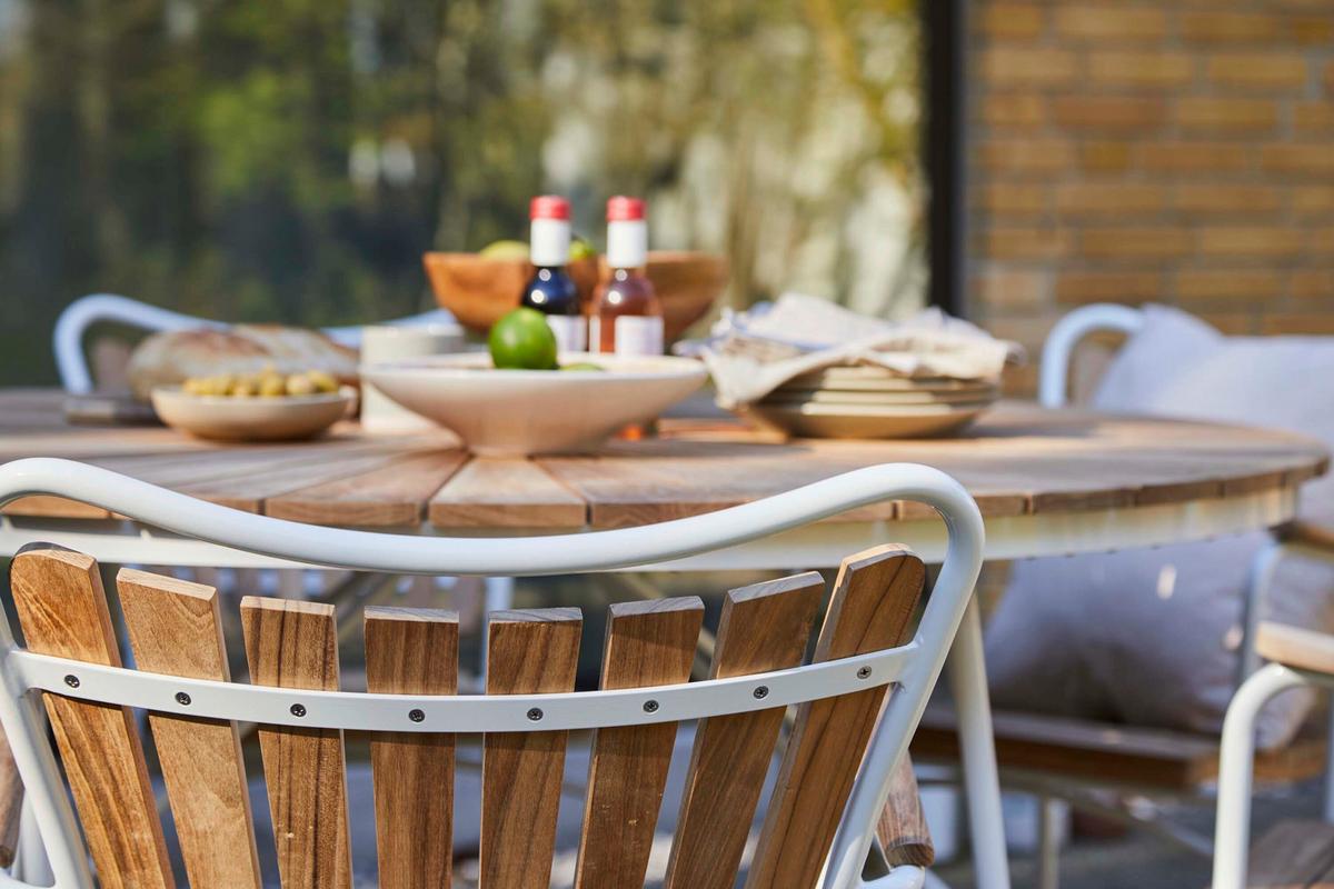 Gartentisch Ellen Weiß/Teak - Weiß Hochglanz/Teakfarben, Natur, Holz/Metall (130/130/74cm) - Gardenson