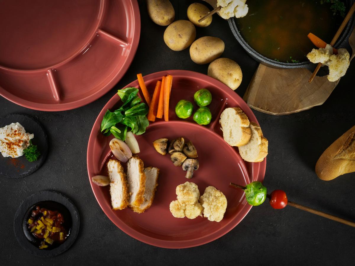 Krožnik Za Fondi Universal Red, 4-Delni - rdeča, Basics, keramika (27cm) - Creatable