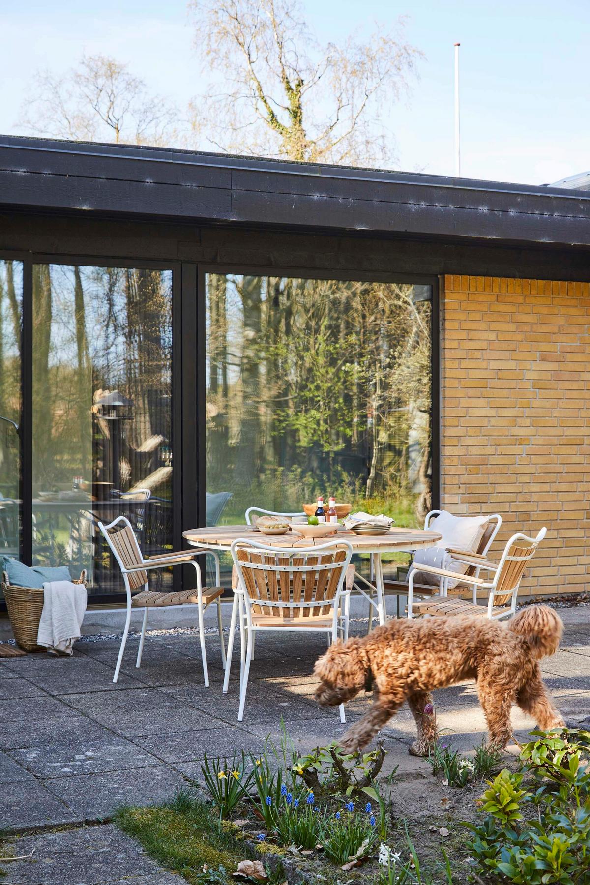 Gartentisch Ellen Weiß/Teak - Weiß Hochglanz/Teakfarben, Natur, Holz/Metall (130/130/74cm) - Gardenson