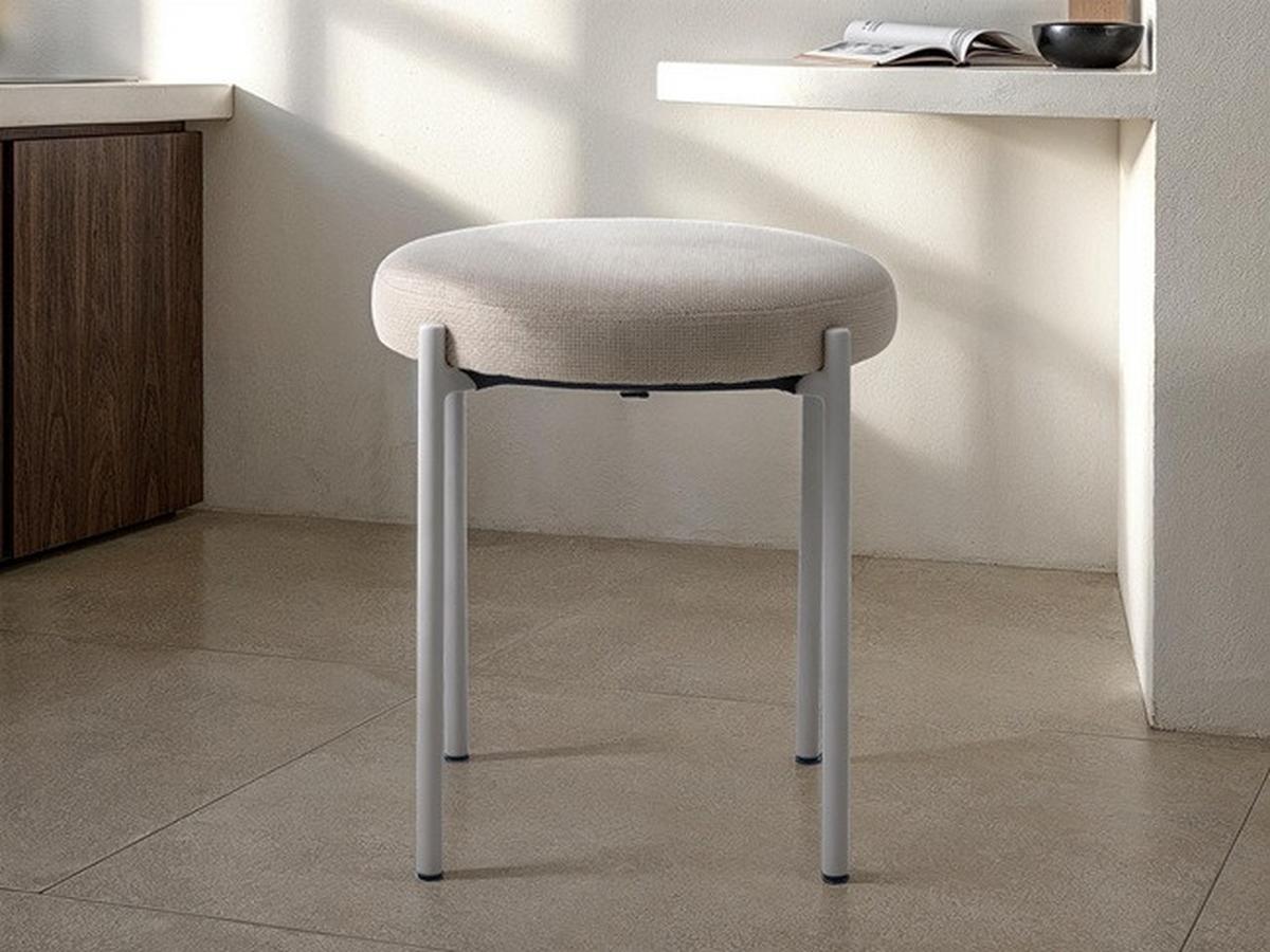 HOKER PELICAN STOOL - beżowy/kolor piaskowy, Basics, metal/tkanina (43,5/48/43,5cm) - Xora
