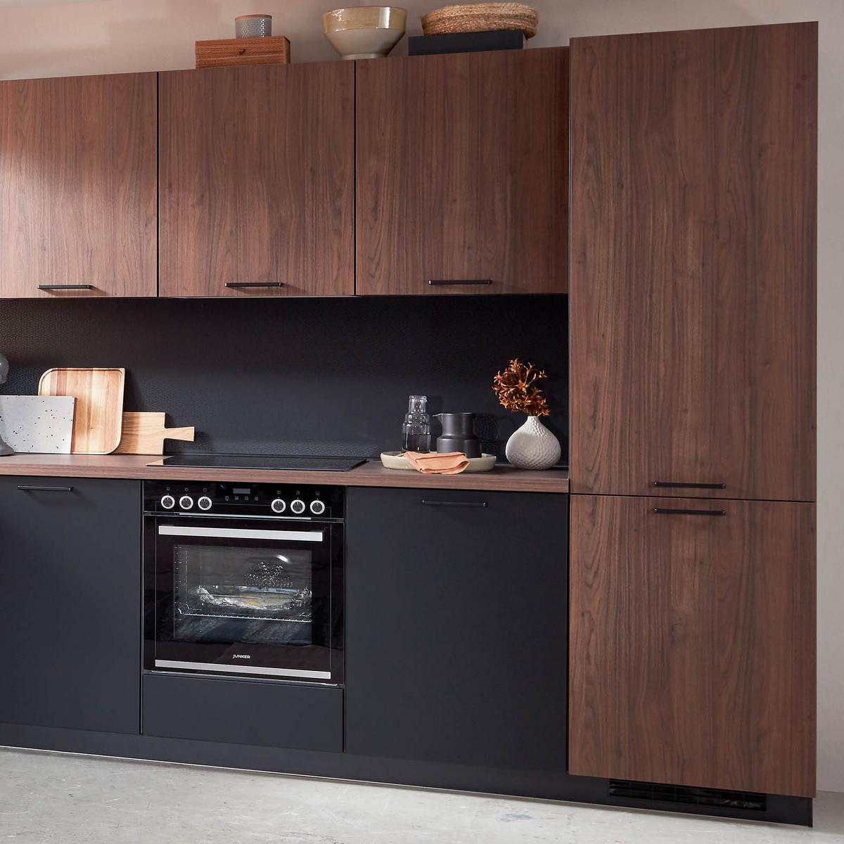 Bucătărie la comandă Touch/Riva - culoare lemn de nuc/negru, Modern, material pe bază de lemn - Nobilia