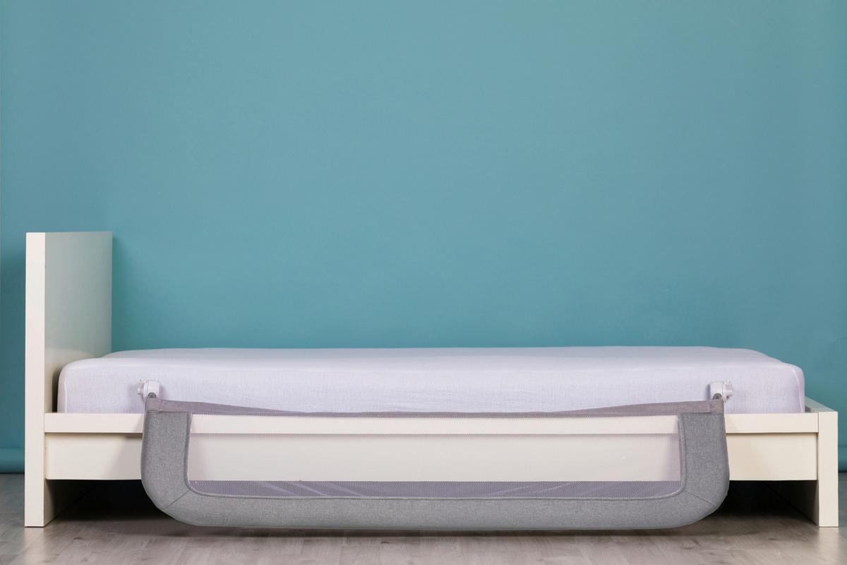 BRAMKA CHRONNA DO ŁÓŻECZKA COMFORT - szary, Basics, metal/tkanina (150/60cm) - My Baby Lou