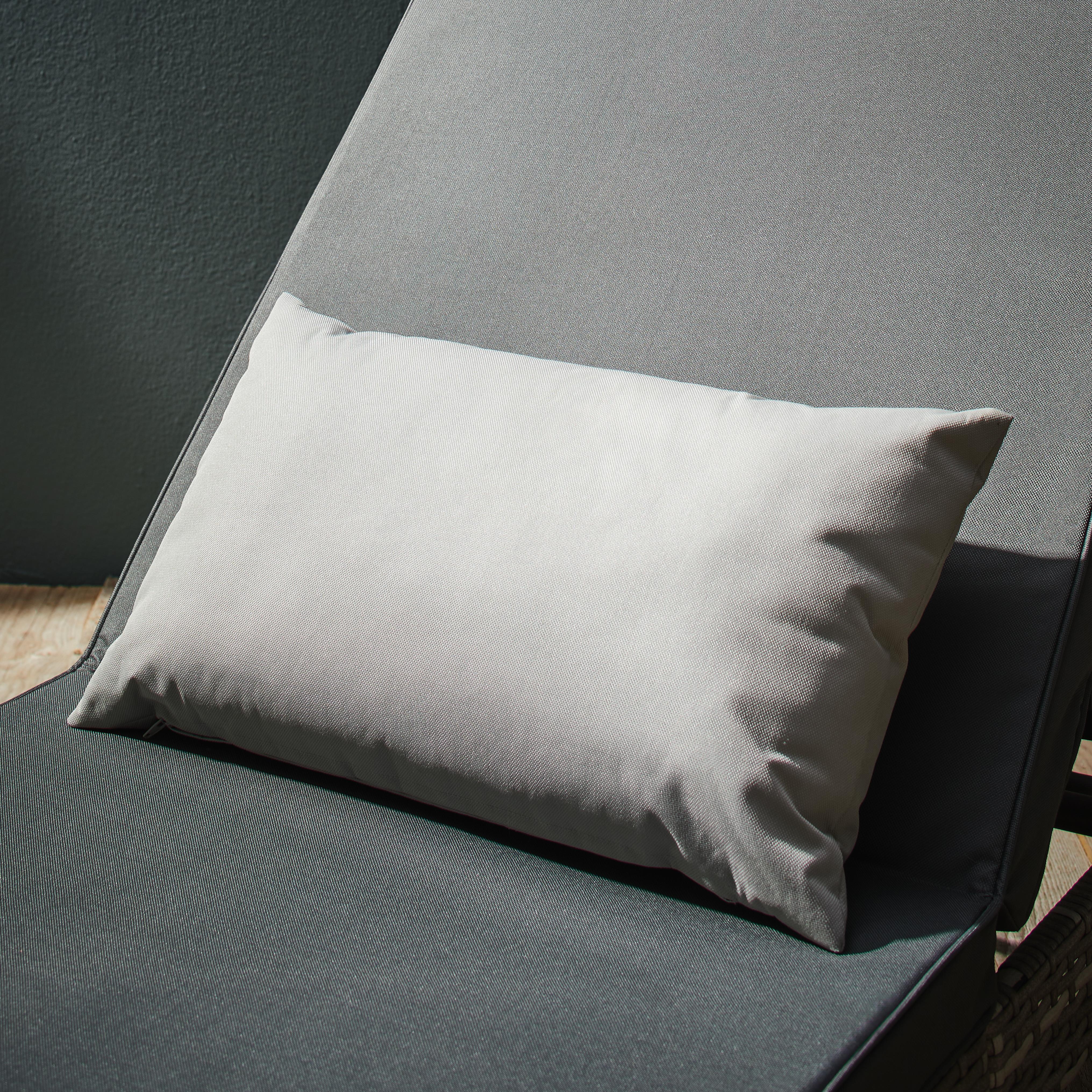 Outdoorkissen Carat ca.50x30cm in Hellgrau - Hellgrau, MODERN, Textil (50/30cm) - Bessagi Garden