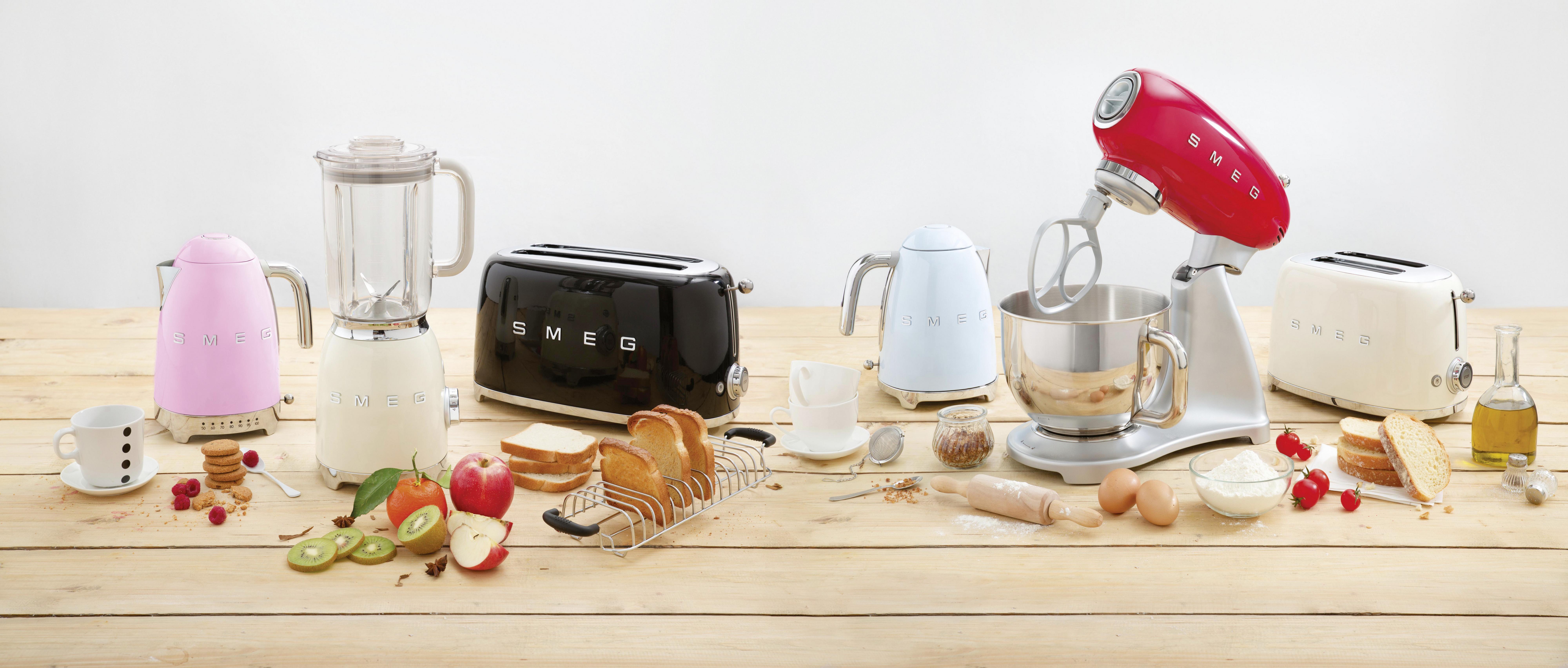 Сервис смег. Электрочайник Smeg klf04pkeu. Миксер кухонный Smeg smf02rdeu. Мелкобытовая техника Смег. Чайник Smeg klf03bleu.