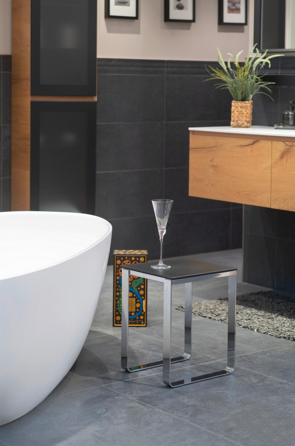 STOŁEK KĄPIELOWY LOLITA - antracytowy/kolor chromowy, Basics, tworzywo sztuczne/metal (36/45,5/35cm)