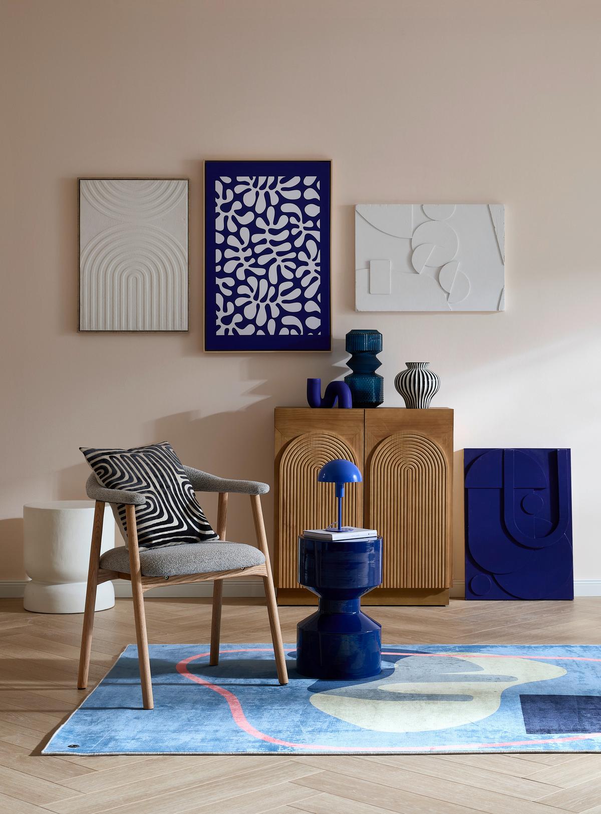 KRZESŁO Z PODŁOKIETNIKAMI ADDI - kolor dębowy/greige, Trend, tkanina/drewno (56/75,5/54cm) - MID.YOU