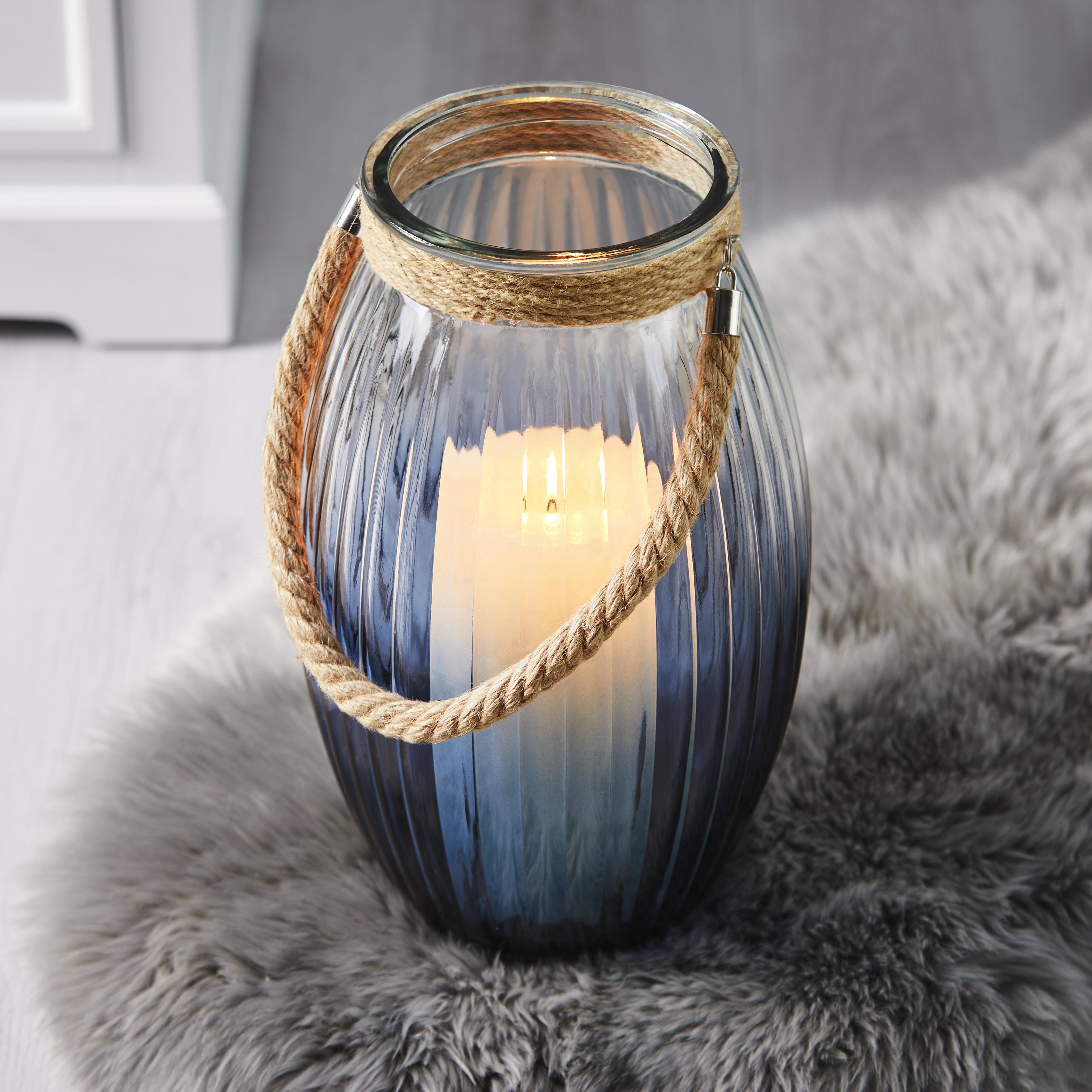 Windlicht in Blau Ø/H ca. 22,5/38 cm 'Rhys' - Blau/Klar, MODERN, Glas/Textil (22,5/38cm) - Bessagi Home