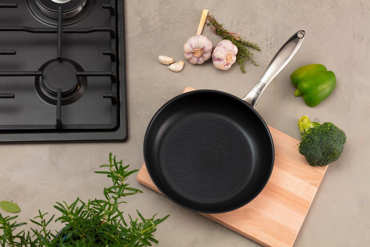 Tigaie pentru prăjit Munich - argintiu/negru, Design, metal (24cm) - Chefkoch+Fackelmann