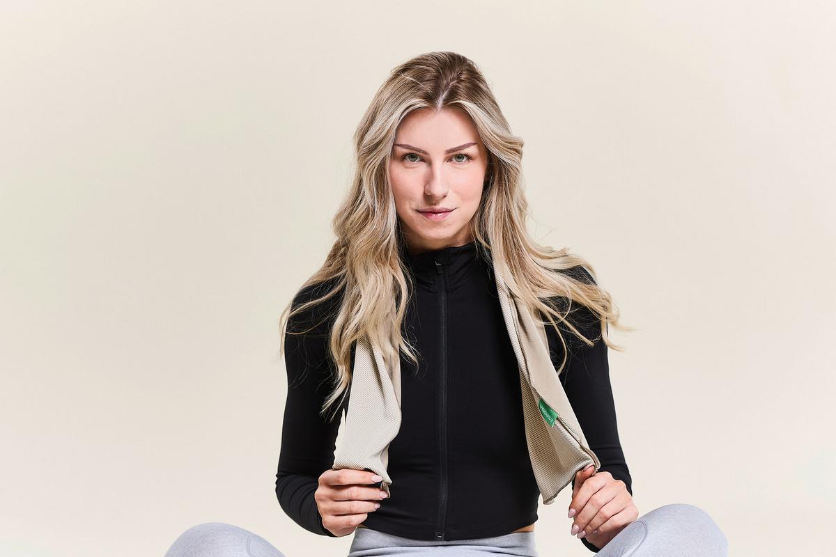 RĘCZNIK SPORTOWY COLLY - beżowy/ciemnoszary, tkanina (30/100cm) - Esposa