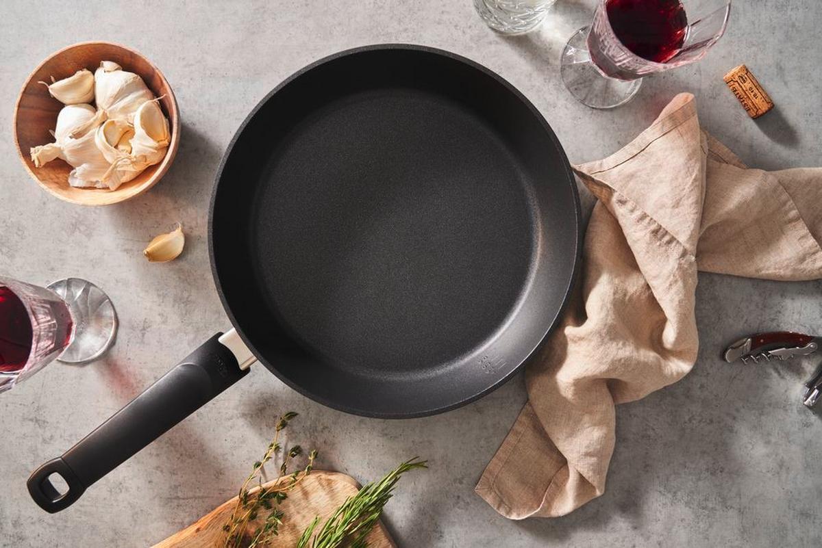 PATELNIA DO SMAŻENIA 159-121-28-100/0 FISSLER - czarny, Basics, metal (28cm) - Fissler