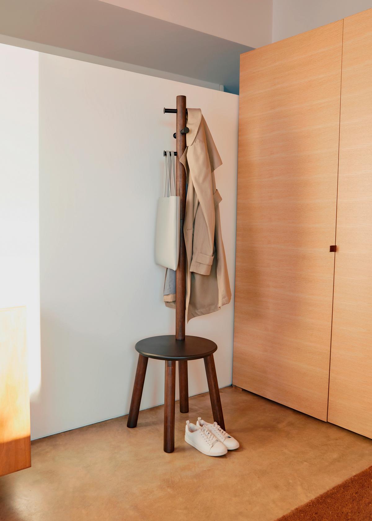 Kleiderständer Dunkelbraun - Dunkelbraun, Basics, Holz (51/165cm) - Umbra