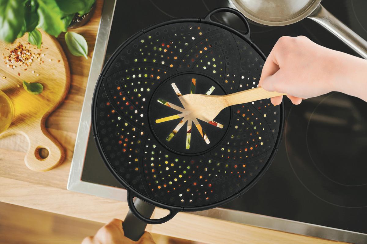 Fröccsenésgátló Kochwerk - fekete, műanyag (31cm)