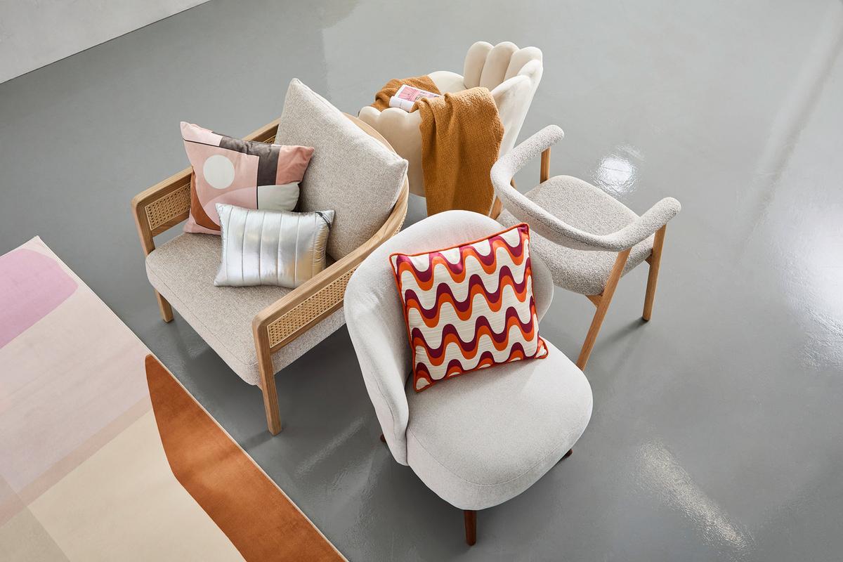 KRZESŁO Z PODŁOKIETNIKAMI ADDI - kolor dębowy/greige, Trend, tkanina/drewno (56/75,5/54cm) - MID.YOU