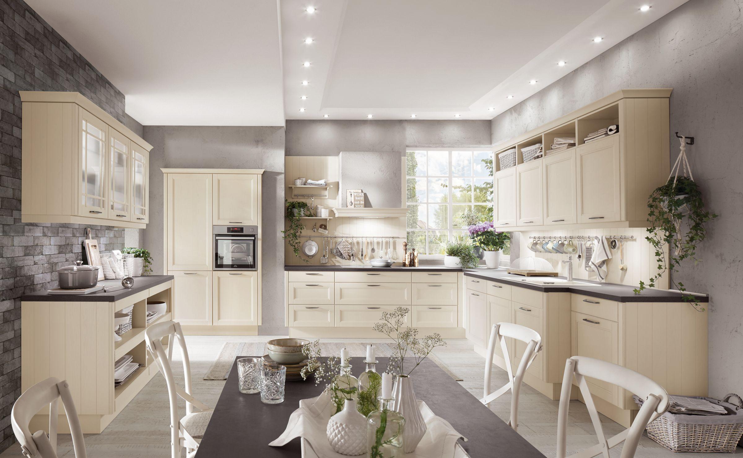 Кухня прованс неоклассика. Кухня со столовой. Классический интерьер кухни. Интерьер кухни в частном доме. Белая кухня в интерьере.