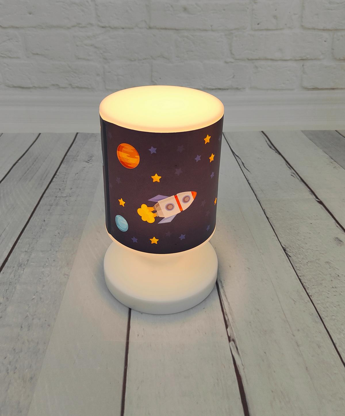 LAMPA STOŁOWA DZIECIĘCA 2013 - KOSMOS - różnokolorowy, Basics, tworzywo sztuczne (13/13/20cm)