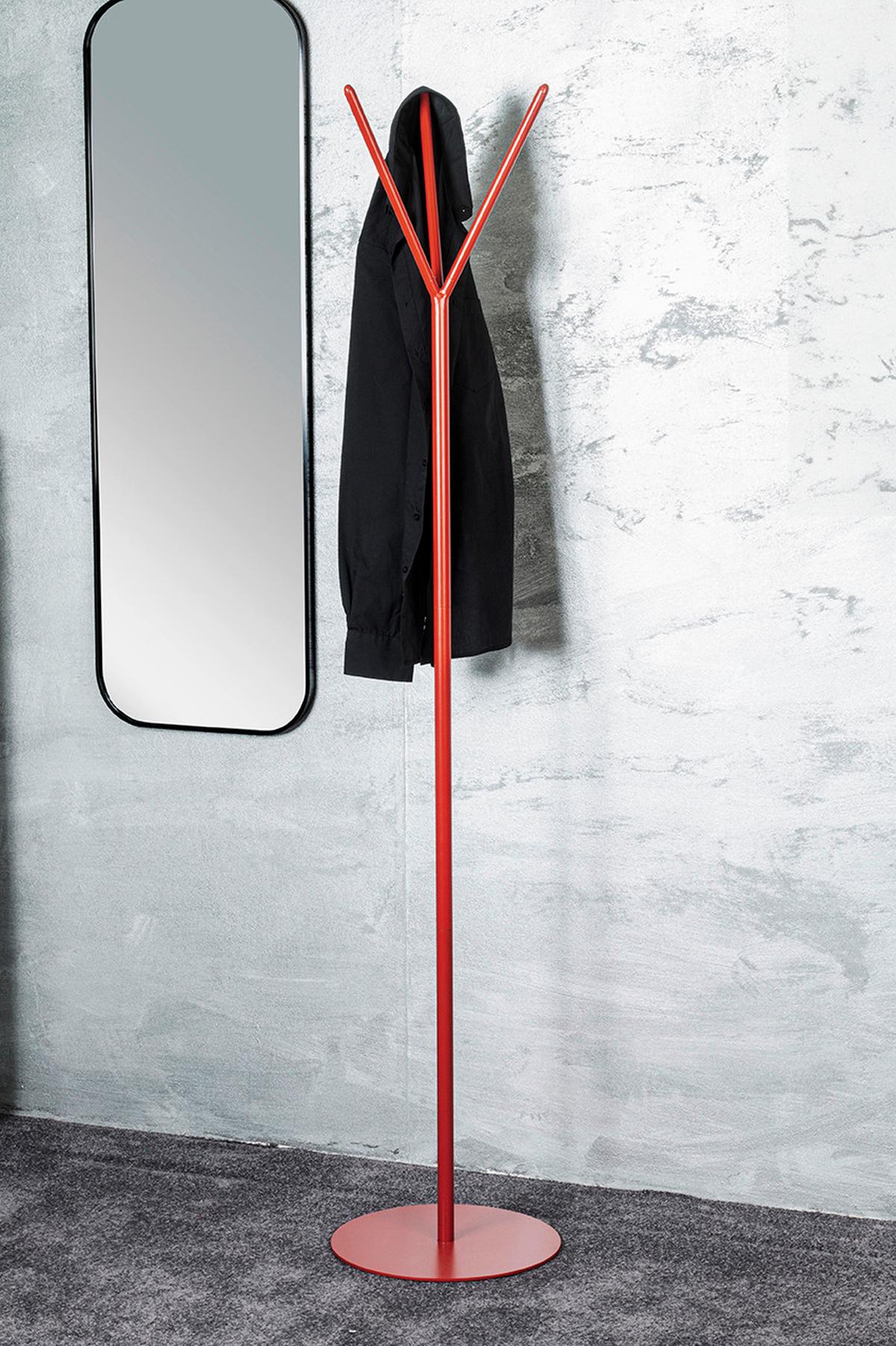 STOJAK NA UBRANIA SIMON - czerwony, Design, metal (35/173/35cm)