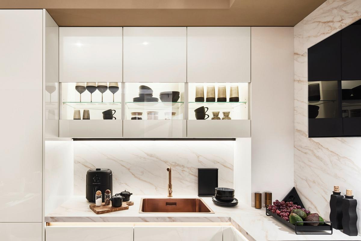 Eckküche Novalux o. Geräte ca. 281x187cm Weiß - Weiß/Bronzefarben, MODERN, Metall (281/187cm) - Nobilia