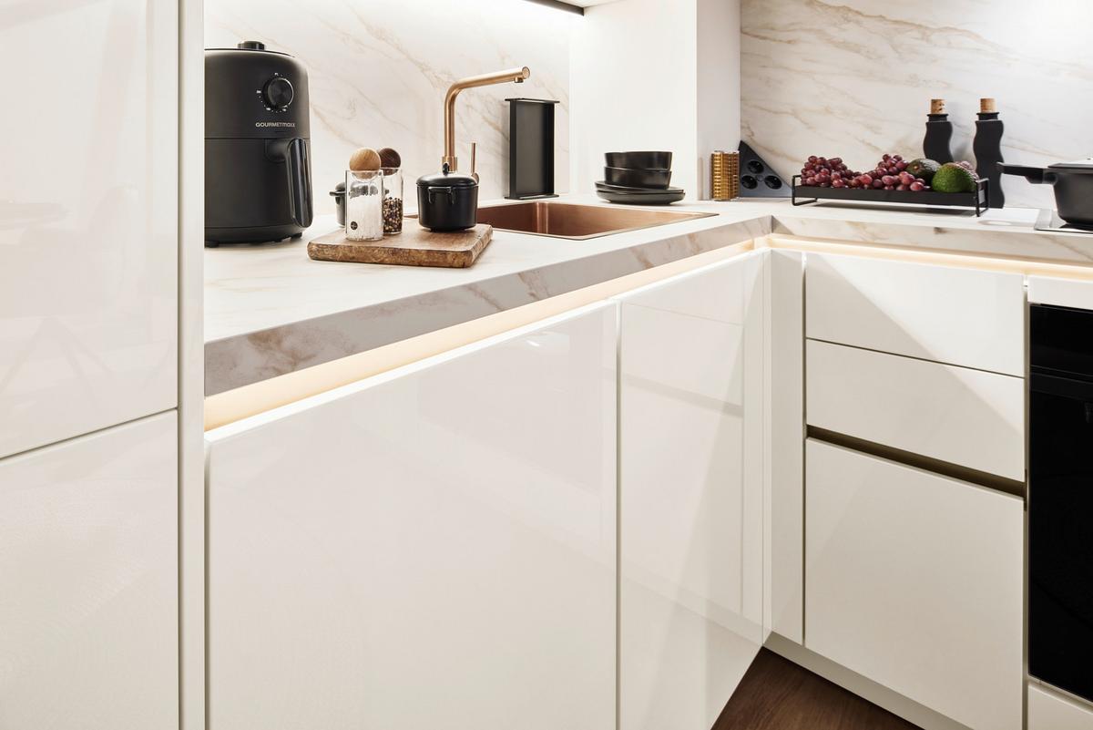 Eckküche Novalux o. Geräte ca. 281x187cm Weiß - Weiß/Bronzefarben, MODERN, Metall (281/187cm) - Nobilia