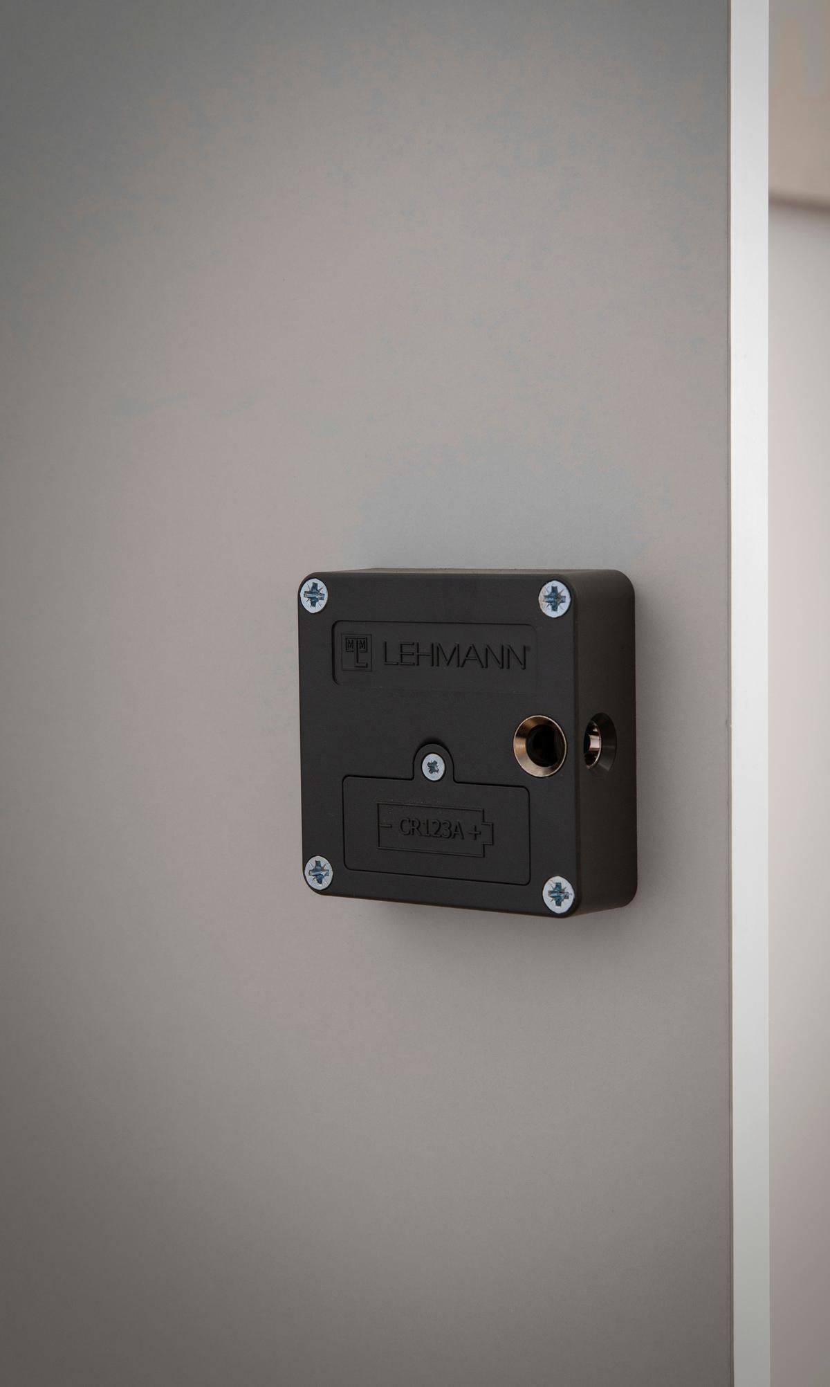 Garderobna Omarica Locked, Bela - bela, Design (45,4/92,6/40,65cm) - MID.YOU