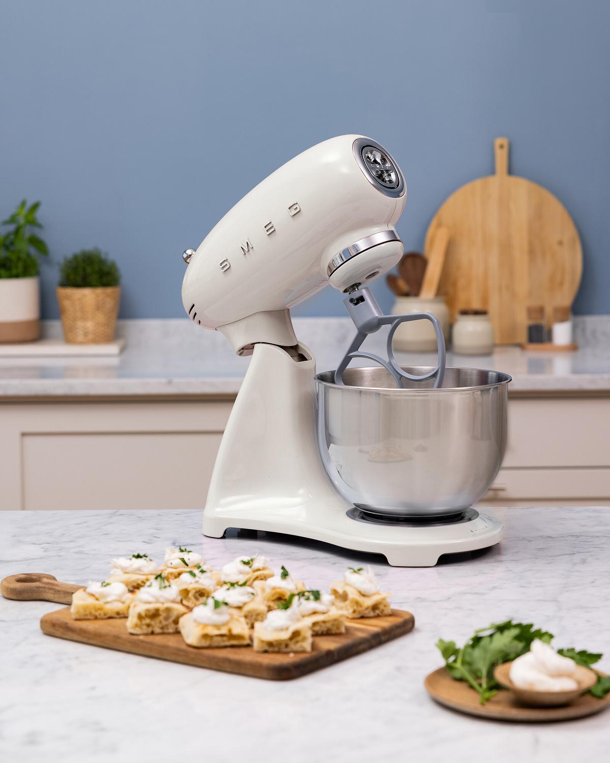 ROBOT KUCHENNY SMF05CREU SMEG - kremowy, Basics, metal (40,2/37,8/22,1cm) - SMEG