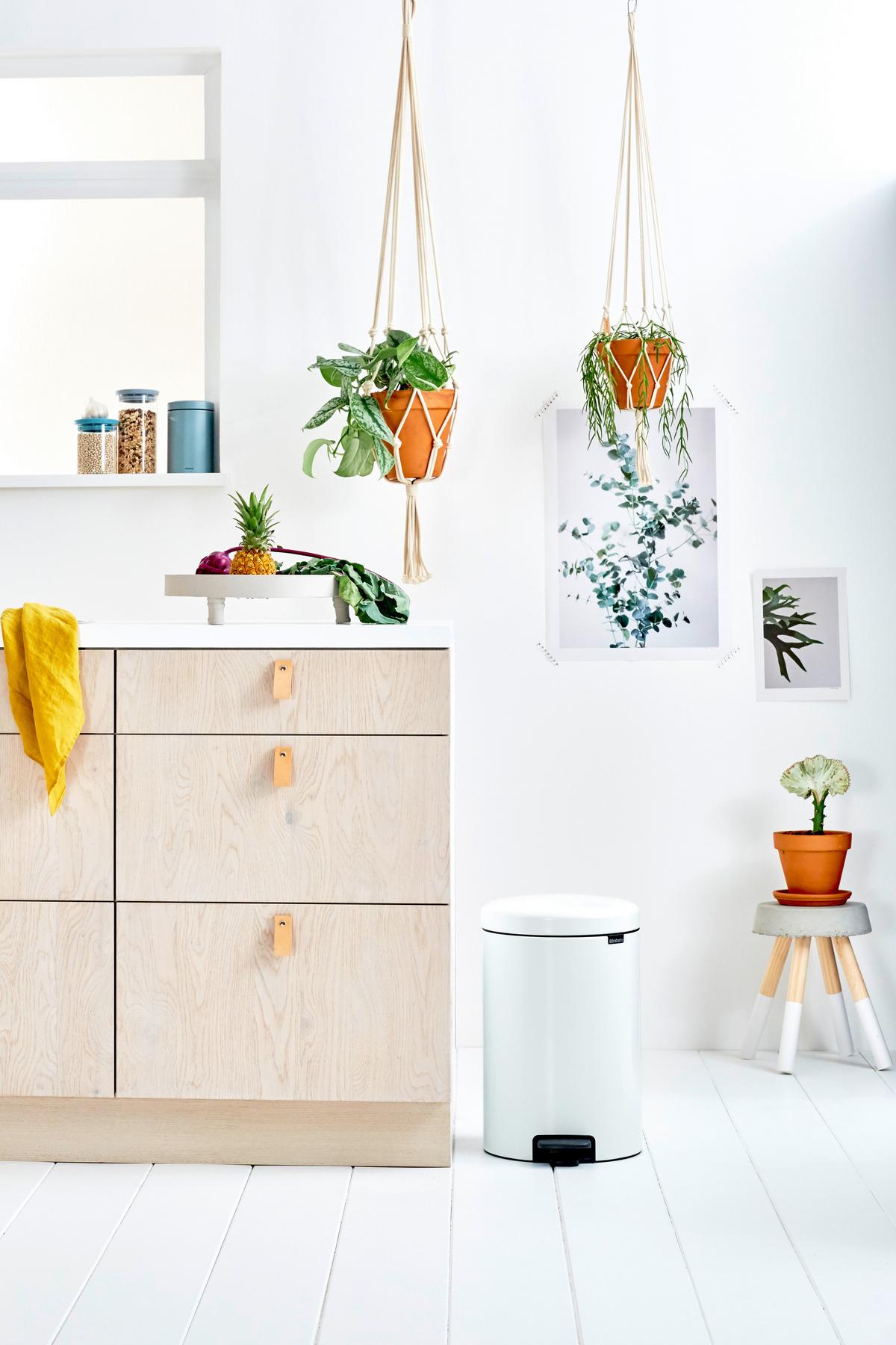 KOSZ NA ODPADY 111846 - biały, Design, tworzywo sztuczne/metal (29/46,7/38cm) - Brabantia