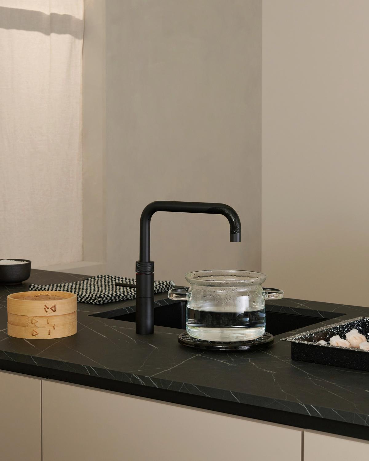 Küchenarmatur FNSBLK - Schwarz, MODERN, Metall (29,1cm) - Quooker