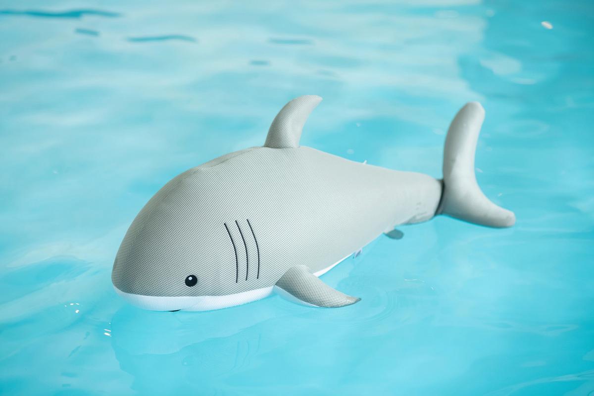 Schwimmtier Hai Grau - Grau, KONVENTIONELL, Textil (45/111/38cm)