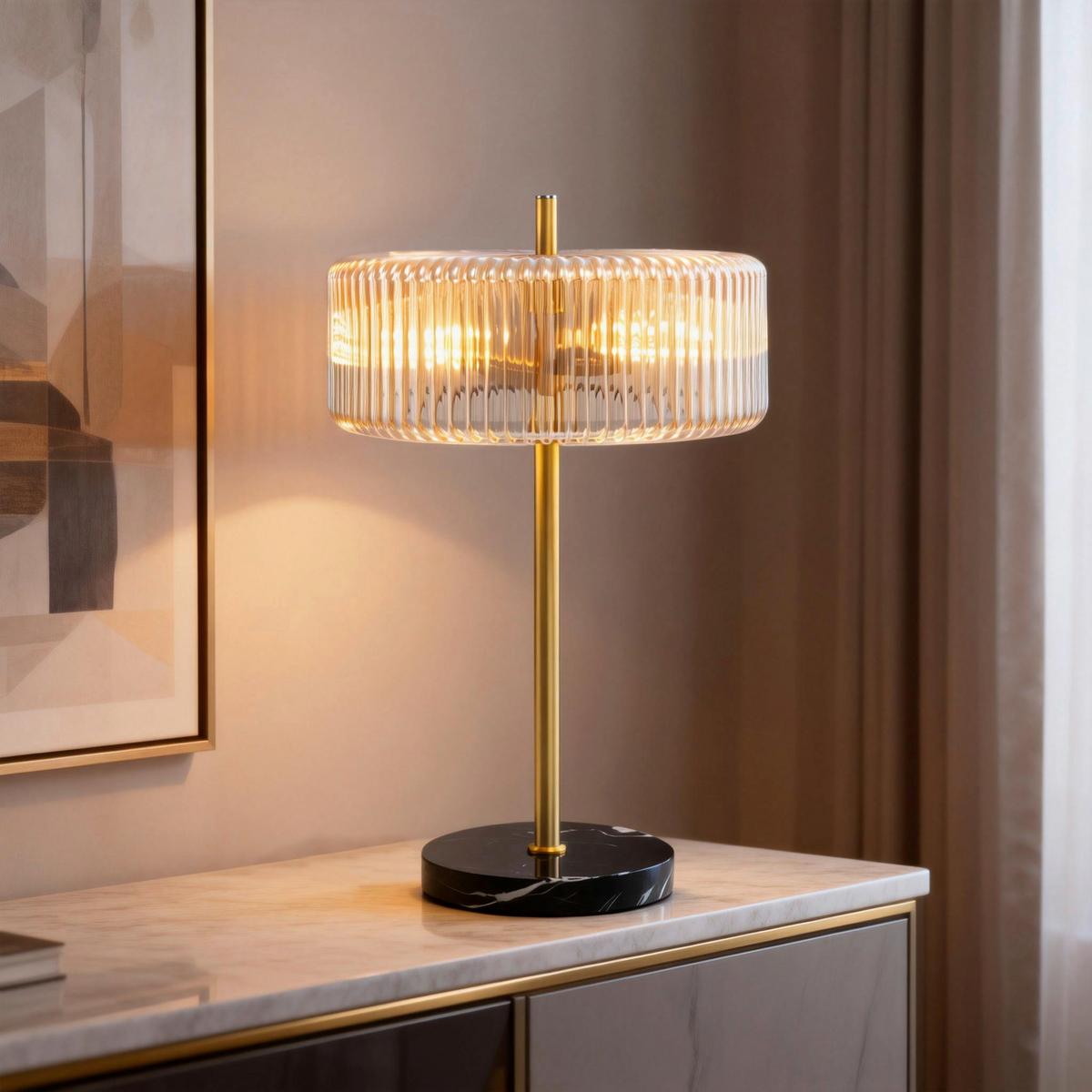 LAMPA STOŁOWA VALENTINA - kolor bursztynowy/kolor złoty, Trend, metal/szkło (30/51cm) - Collett's Monde