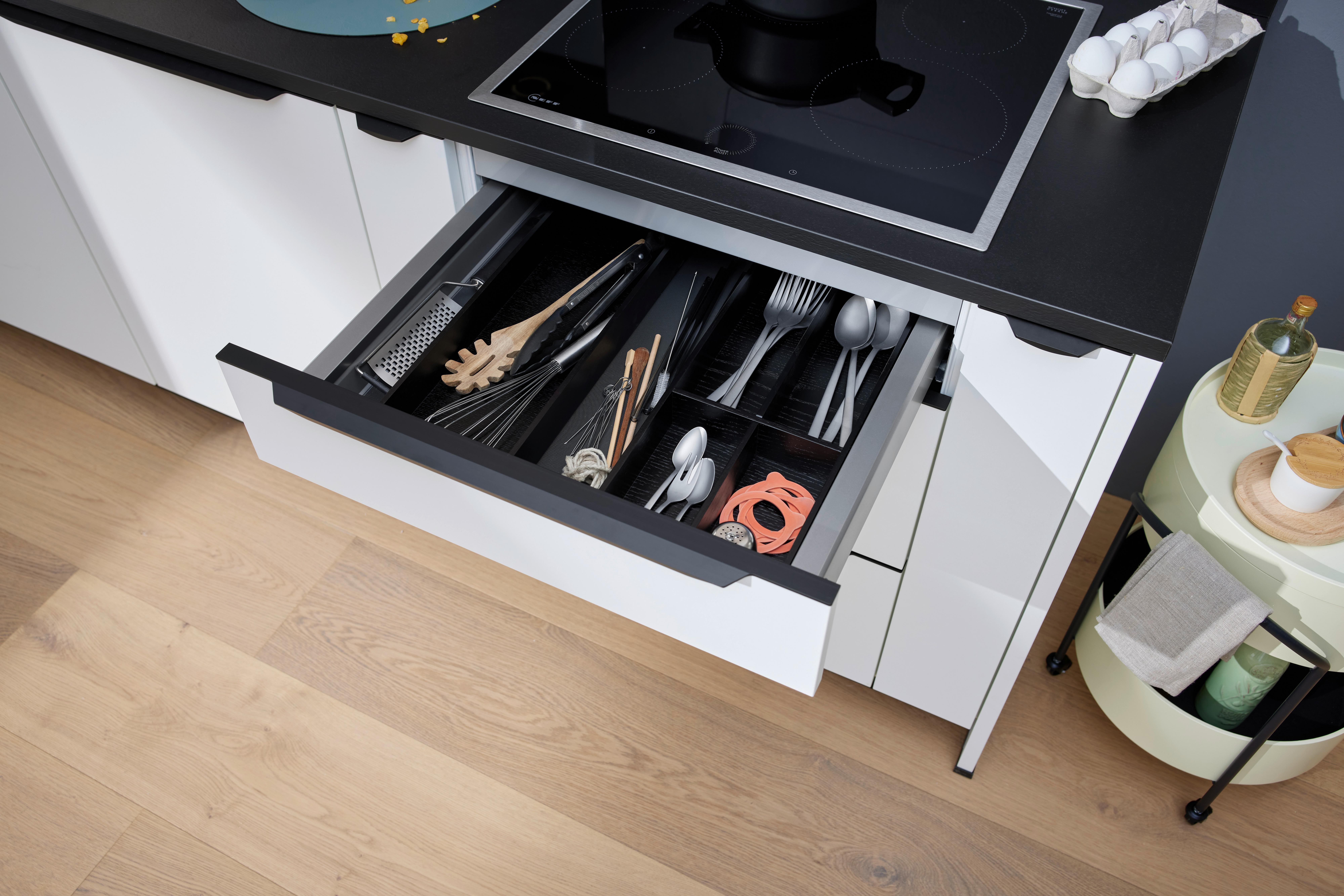 Eckküche PLUS/ARTLINE - Creme/Schwarz, Holzwerkstoff/Metall (232,5/292,5cm) - Nolte Küchen