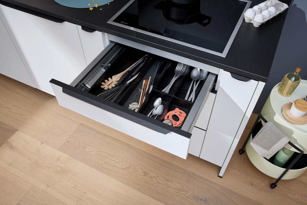 Eckküche PLUS/ARTLINE - Creme/Schwarz, Holzwerkstoff/Metall (232,5/292,5cm) - Nolte Küchen